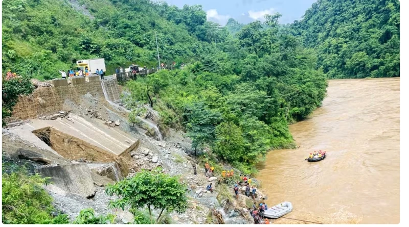 Lực lượng cứu hộ tìm kiếm người sống sót trên sông Trishuli ở Simaltar, ngày 12/7/2024. (Ảnh: AFP)