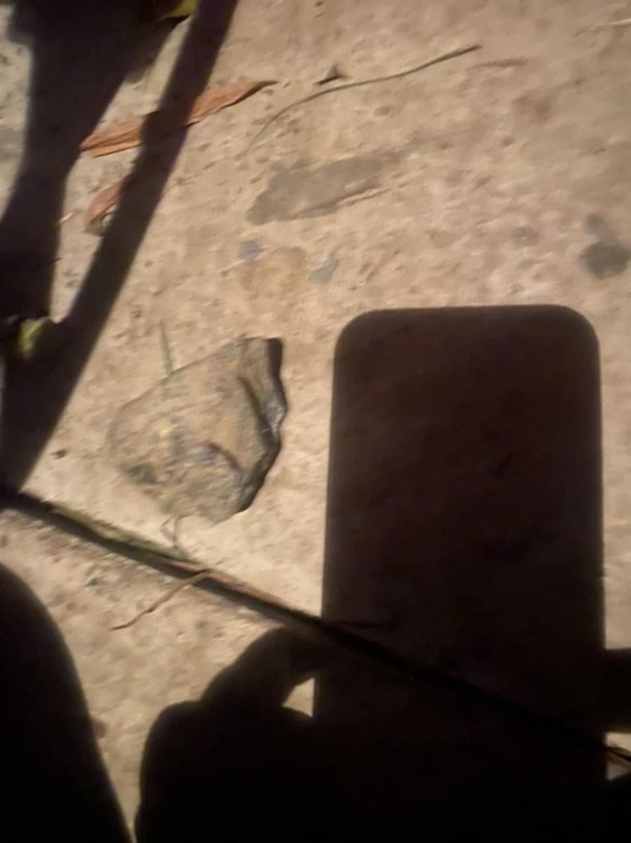 Viên đá ném vỡ kính tàu, khiến phụ lái bị thương. Ảnh: VNR.