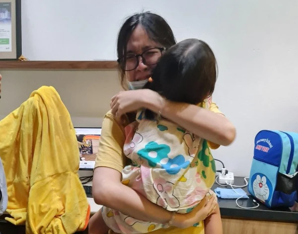 Bé C. được giải cứu thành công trở về vòng tay của gia đình.