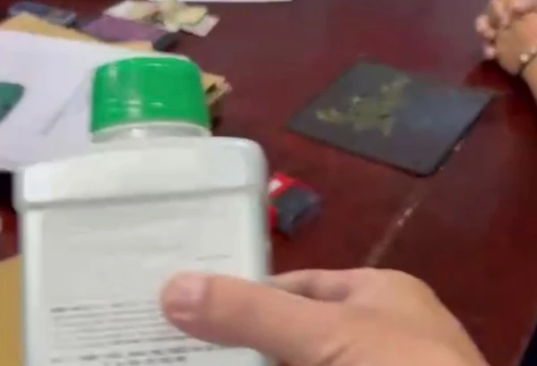 Trong hành lý có chai thuốc diệt cỏ, Sơn khai trả nợ xong sẽ đi tu làm lại cuộc đời, nếu bị truy đuổi sẽ dùng chai thuốc diệt cỏ này tự vẫn.