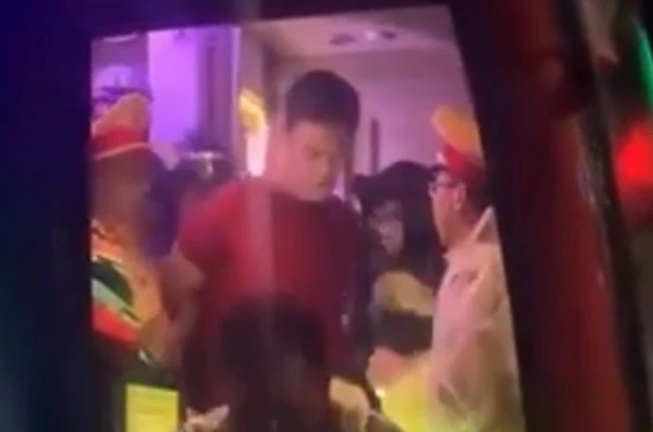 Sơn bị khống chế khi đang ngồi xe khách di chuyển lên Lâm Đồng.