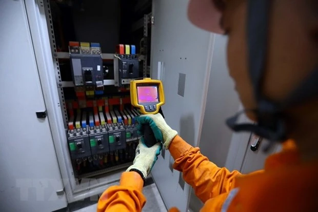 Những ngày này, các thợ điện phải tăng cường kiểm tra tại các điểm có phụ tải lớn để tránh sự cố xảy ra.