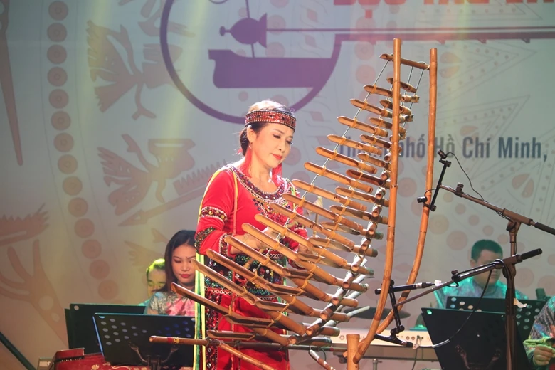 Gần 1.000 nghệ sĩ thi độc tấu và hòa tấu nhạc cụ dân tộc.