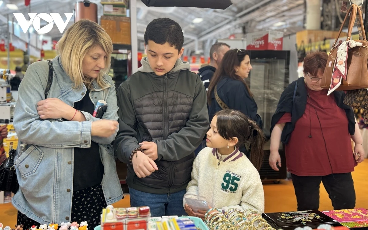 Anh Ruben Tran Le, Việt kiều Pháp cùng gia đình khám phá những sản phẩm thủ công mỹ nghệ Việt Nam. Ảnh: Anh Tuấn/VOV.
