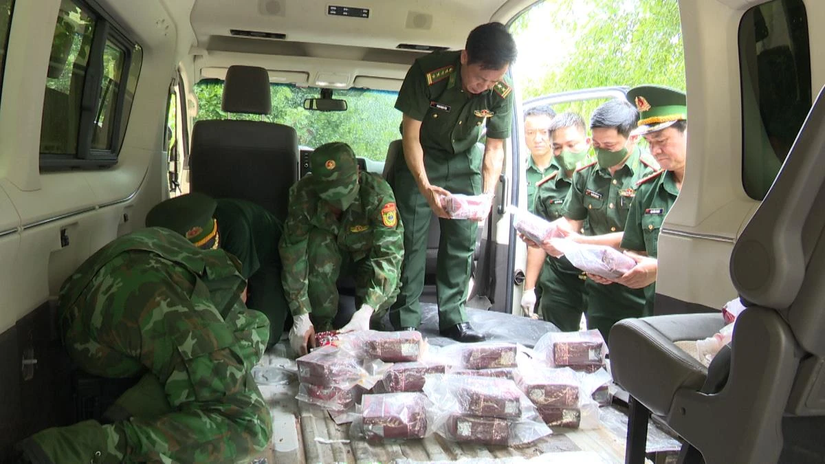 Tang vật được cất giấu trong khoang xe ô tô. Ảnh: Thế Mạnh