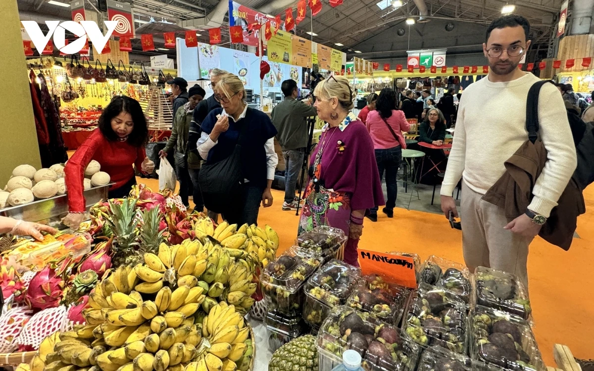 Hoa quả Việt Nam thu hút sự quan tâm của du khách. Ảnh: Anh Tuấn/VOV.