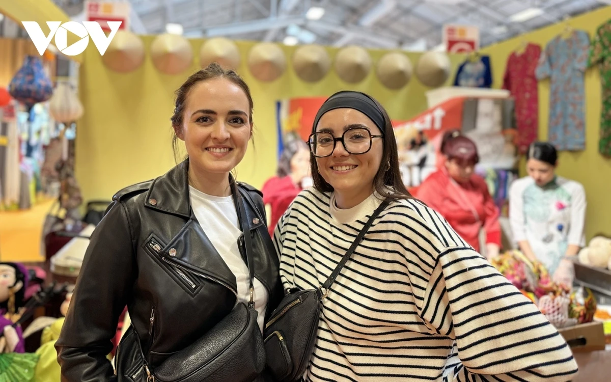 Chị Brondis Fanny (trái) và Manon, du khách Hy Lạp. Ảnh: Anh Tuấn/VOV.