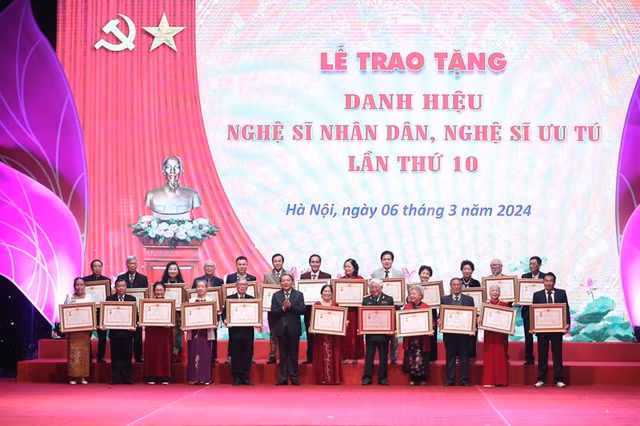 Nghị định số 61/2024/NĐ-CP ngày 6/6/2024 của Chính phủ quy định về xét tặng danh hiệu "Nghệ sĩ nhân dân", "Nghệ sĩ ưu tú" gồm 5 Chương và 19 Điều. Ảnh minh họa: Bộ trưởng Bộ VHTTDL trao tặng danh hiệu tới các nghệ sĩ vào tháng 3 năm 2024.