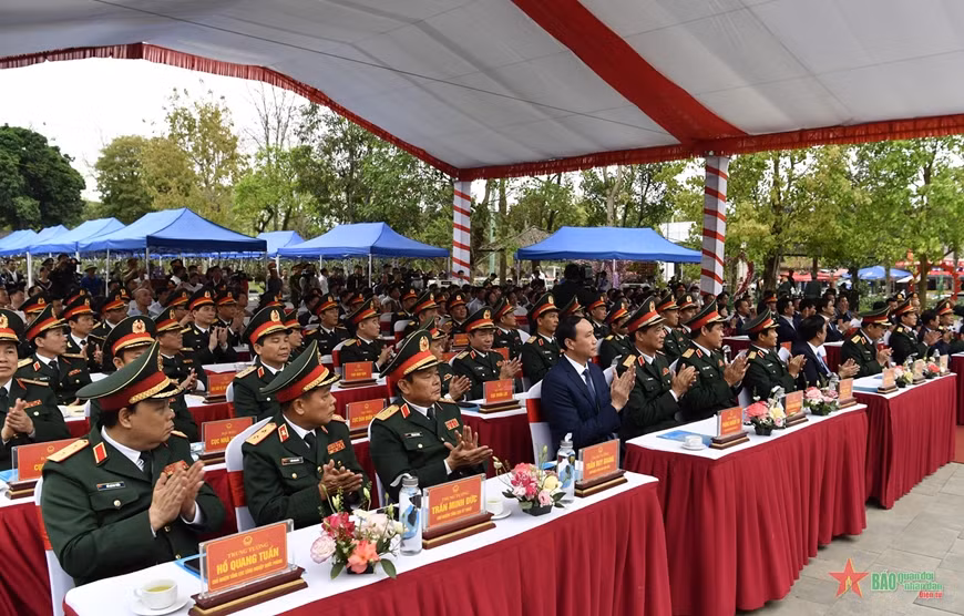 Các đại biểu dự Lễ cắt băng khánh thành Bức phù điêu “Bác Hồ nói chuyện với cán bộ, chiến sĩ Đại đoàn Quân Tiên Phong”.