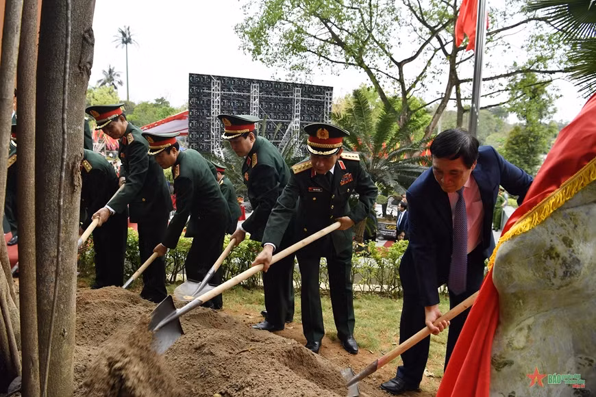 Lãnh đạo Quân ủy Trung ương, Bộ Quốc phòng và đại diện chính quyền địa phương trồng cây lưu niệm.