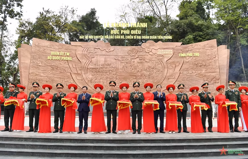 Lãnh đạo Quân ủy Trung ương, Bộ Quốc phòng và lãnh đạo tỉnh Phú Thọ cắt băng khánh thành Bức phù điêu “Bác Hồ nói chuyện với cán bộ, chiến sĩ Đại đoàn Quân Tiên Phong".
