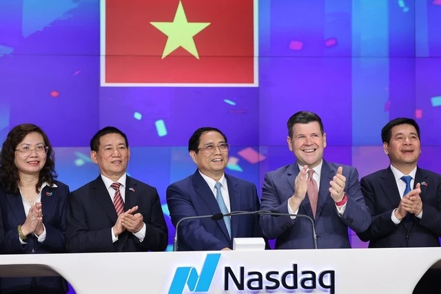 Lãnh đạo sàn giao dịch chứng khoán NASDAQ trao Thủ tướng nghi thức khai mạc phiên giao dịch.