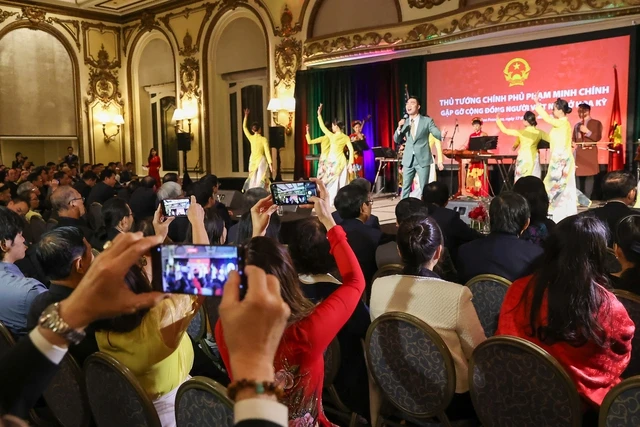 Các đại biểu thưởng thức chương trình nghệ thuật "Một thoáng quê hương" được tổ chức tại Hoa Kỳ.