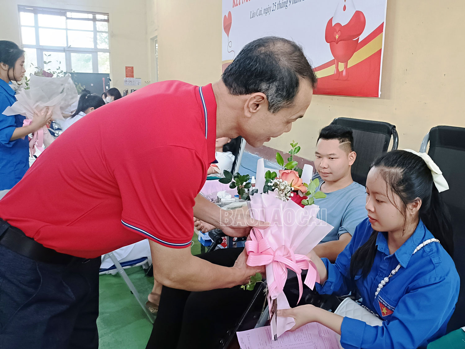 Ông Vũ Viết Trường, Phó Ban Thường trực Ban Chỉ đạo vận động hiến máu tình nguyện, Chủ tịch Hội Chữ thập đỏ tỉnh động viên và tặng hoa sinh viên hiến máu. hm3.jpg