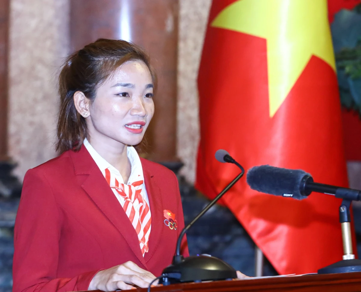 Vận động viên điền kinh Nguyễn Thị Oanh phát biểu tại buổi gặp mặt.