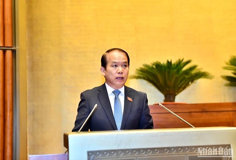 Chủ nhiệm Ủy ban Pháp luật của Quốc hội Hoàng Thanh Tùng trình bày Tờ trình tại phiên họp sáng 23/5.