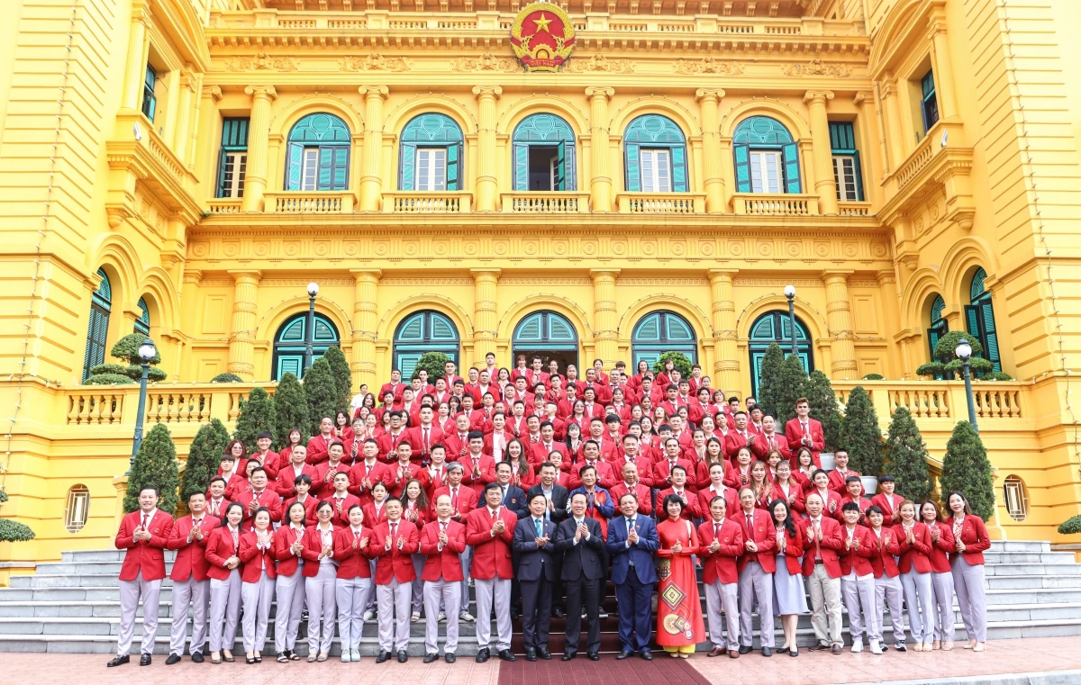 Chủ tịch nước Võ Văn Thưởng chụp ảnh lưu niệm cùng các vận động viên tham dự buổi gặp mặt.