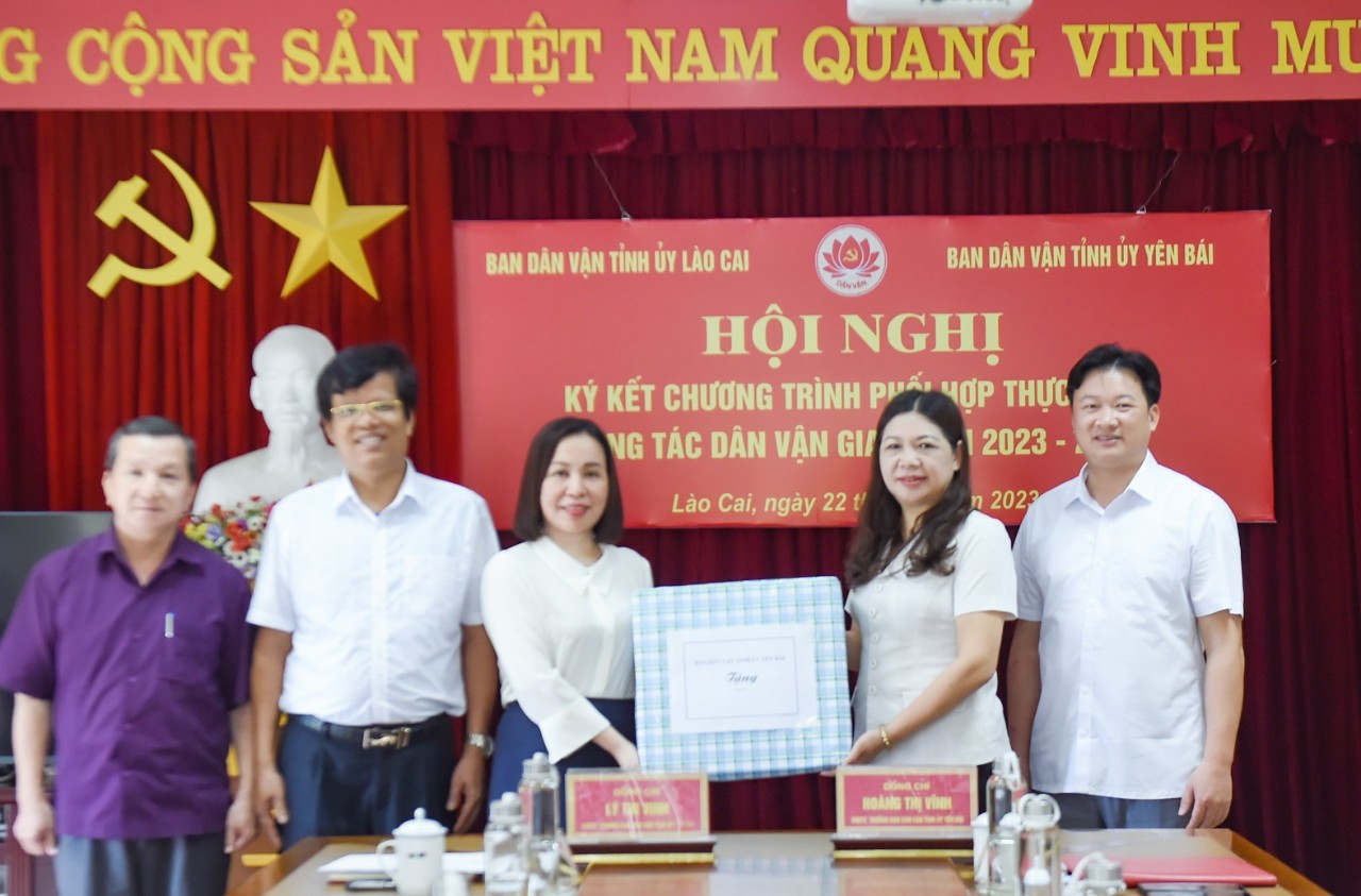 Lãnh đạo Ban Dân vận Tỉnh ủy hai tỉnh tặng quà lưu niệm. 976339257d1da343fa0c3.jpg