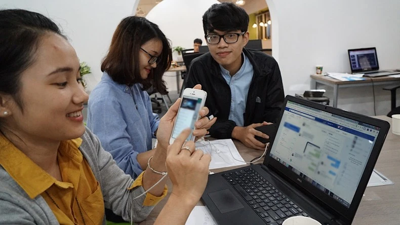 Người tiêu dùng ngày càng ưu tiên lựa chọn, mua sắm các sản phẩm trên sàn thương mại điện tử.