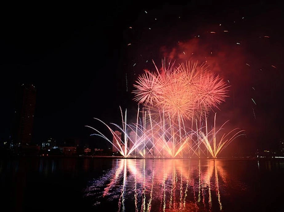 Màn trình diễn của đội pháo hoa Mỹ cũng không kém phần hấp dẫn với những bông pháo kết hợp tinh tế trên nền nhạc violin, rock, EDM, jazz.