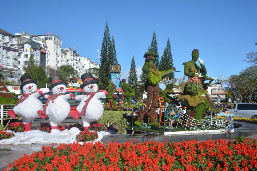 Hình tượng về âm nhạc được trang trí hưởng ứng sự kiện Đà Lạt trở thành thành viên “Mạng lưới các thành phố sáng tạo của UNESCO trong lĩnh vực âm nhạc”. Ảnh: ĐÌNH ĐÔNG