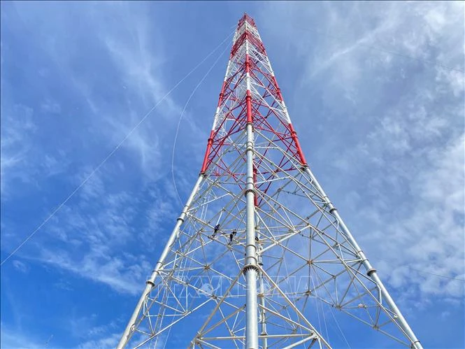 Thi công đường dây 500kV mạch 3 Quảng Trạch -Phố Nối đoạn qua tỉnh Hà Tĩnh. Ảnh: Hữu Quyết/TTXVN