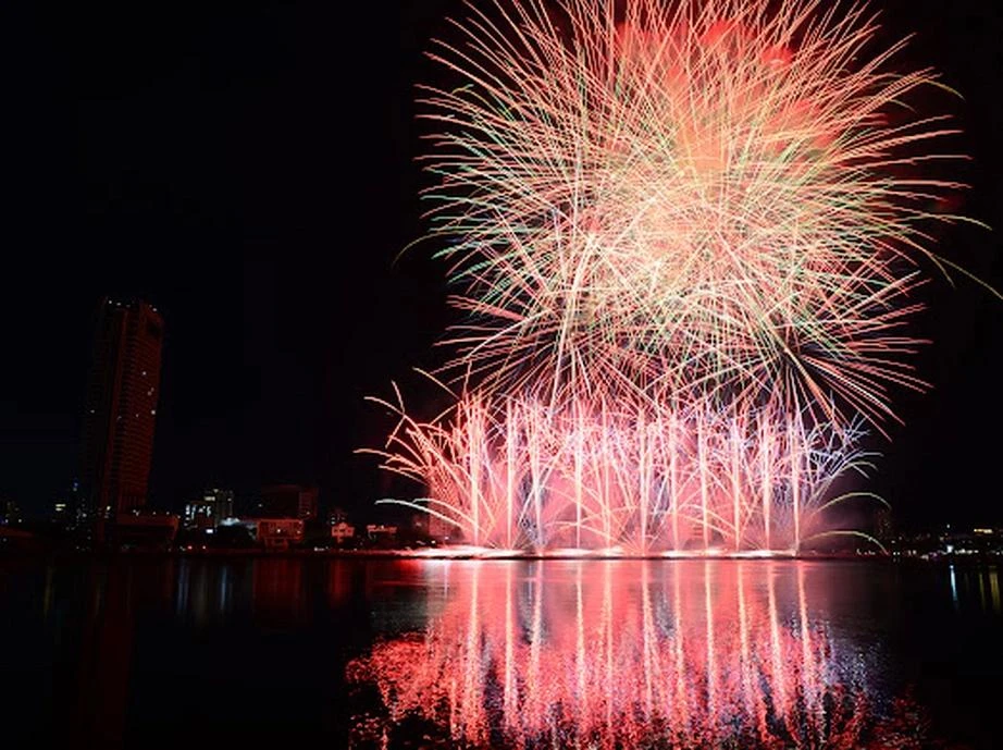 Bắt đầu với những tia pháo hoa theo nhịp violin linh động, màn trình diễn nhanh chóng chuyển sang giai điệu rock mạnh mẽ, kết hợp với những chùm pháo hoa khổng lồ, rực rỡ màu sắc.