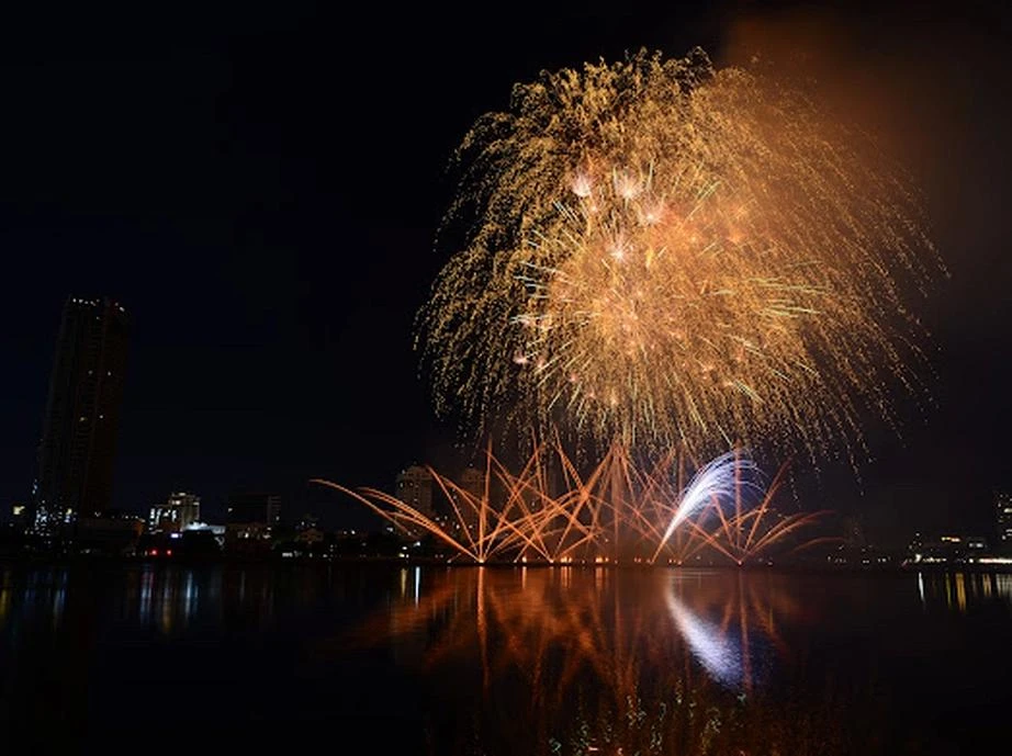 Mỗi chùm pháo đều mang ý nghĩa riêng, vẽ nên bức tranh đa dạng về trải nghiệm của con người.