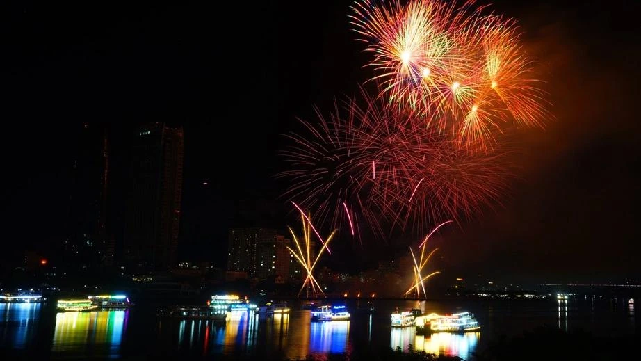 Từng đợt pháo hoa tầm cao bùng nổ mạnh mẽ, tạo nên những đợt sóng ánh sáng choáng ngợp.