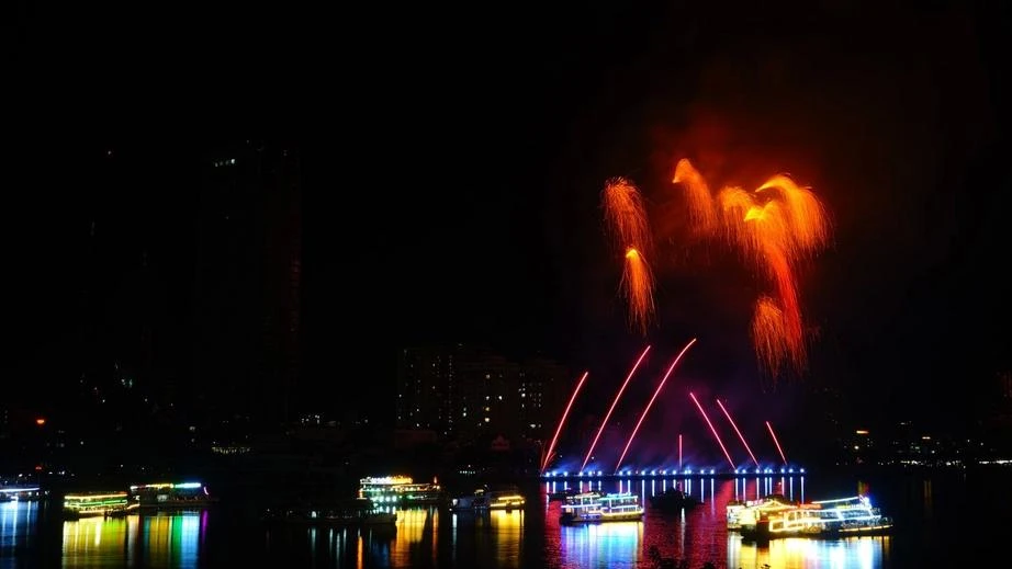 Màn trình diễn của đội pháo hoa Ý trên nền nhạc là những bản hit của Việt Nam như “Đế Vương” và “Cắt đôi nỗi sầu” làm khán giả thích thú.