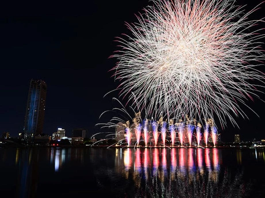 Màu sắc và âm nhạc hòa quyện trong phần trình diễn của đội pháo hoa đến từ nước Mỹ.