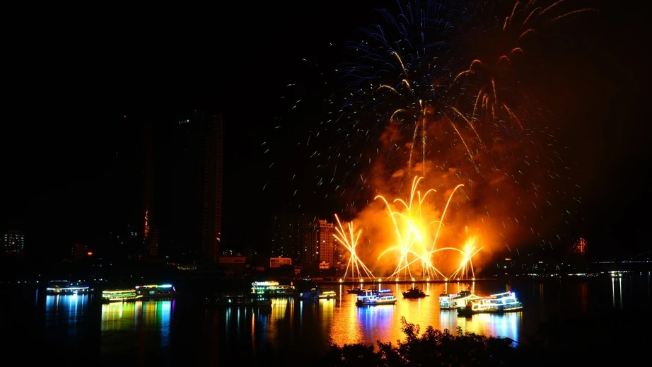 Đội Ý mở màn đêm thi đấu với tuyệt tác mang tên “Vũ trụ rạng rỡ: Bản giao hưởng ánh sáng”.