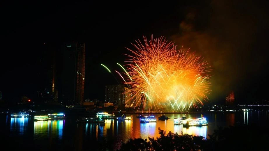 Những chùm pháo hoa được thiết kế tinh tế bắn lên trời, tạo hình chùm hoa đang nở rộ, cỏ cây xanh mướt và những đám mây trắng lung linh.