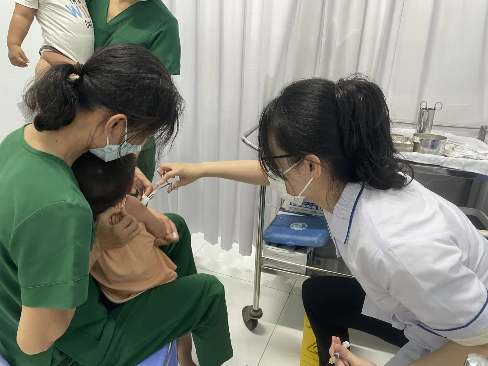 Phụ huynh nên đưa trẻ đến Trạm y tế để được tiêm vaccine phòng bệnh sởi. Ảnh: Đan Phương/Báo Tin tức