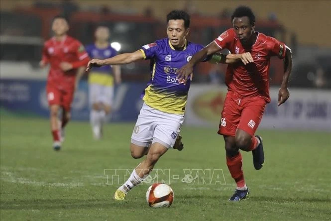 Pha tranh bóng giữa cầu thủ Văn Quyết (số 10, Hà Nội) và cầu thủ Bicou (số 66, Hải Phòng) trong khuôn khổ vòng đấu thứ 6 của Giải bóng đá vô địch Quốc gia Night Wolf V. League 1-2023, tối 13/4/2023.