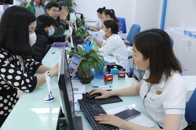 Người dân thực hiện chuẩn hóa thông tin thuê bao tại điểm giao dịch VinaPhone.