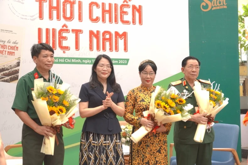 Đồng chí Nguyễn Hoài Anh, Phó Giám đốc, Phó Tổng Biên tập Nhà xuất bản Chính trị quốc gia Sự thật tặng hoa cho các khách mời trong buổi ra mắt sách.