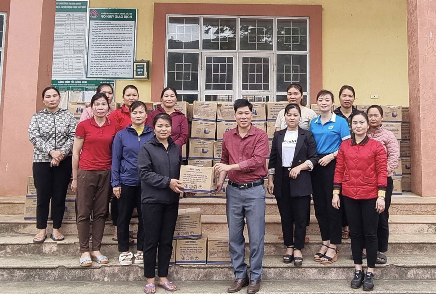 Trao bếp cho phụ nữ xã Phúc Khánh. by1.jpg
