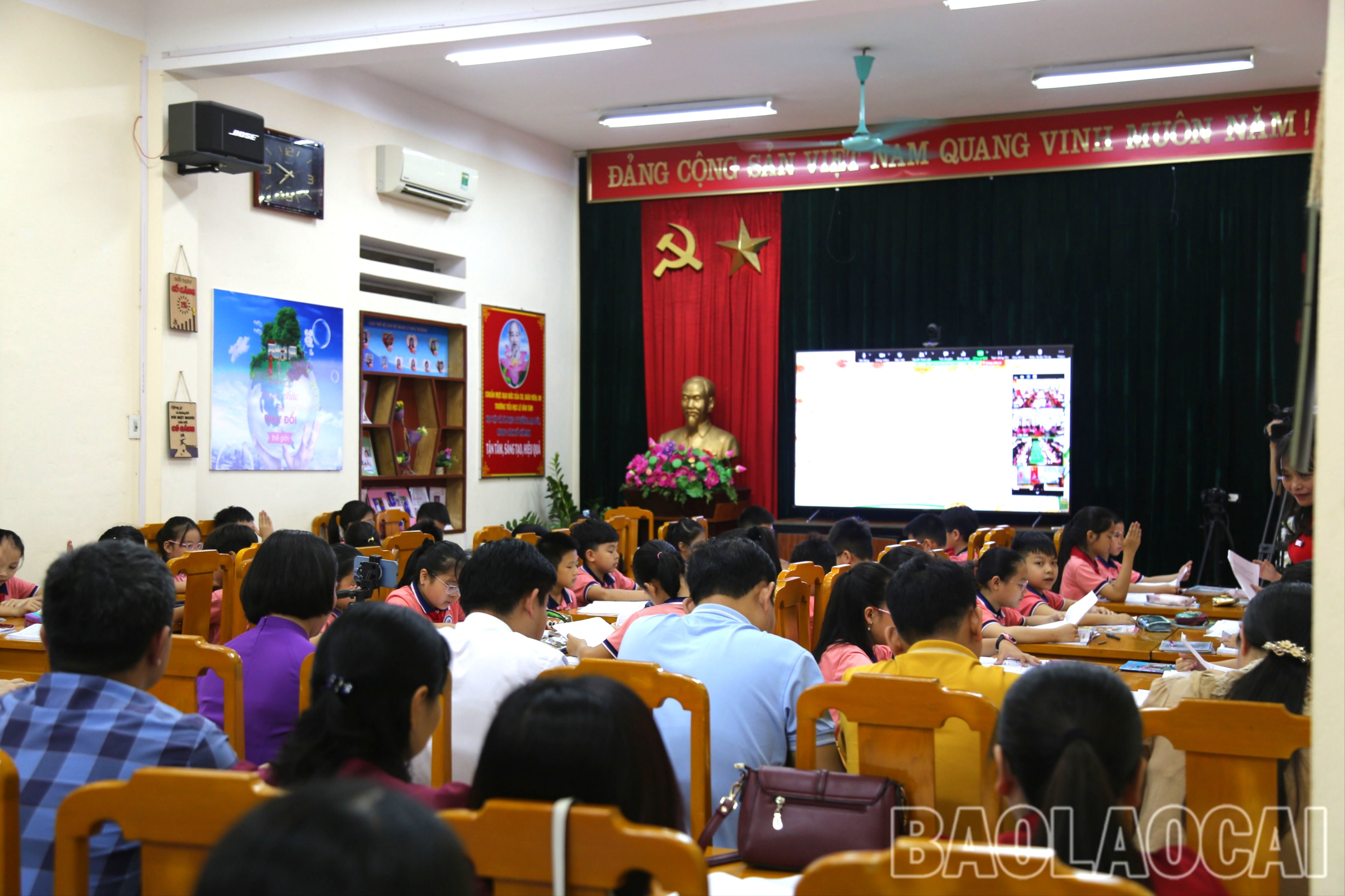Các hiệu trưởng, phó hiệu trưởng dự giờ tiết học Tiếng Việt kết nối. IMG_7249.JPG