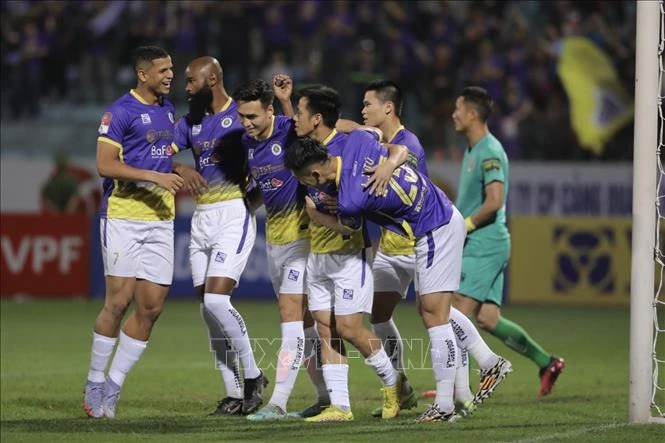 Các cầu thủ Hà Nội ăn mừng bàn thắng mở tỷ số của đội trưởng Văn Quyết (số 10).
