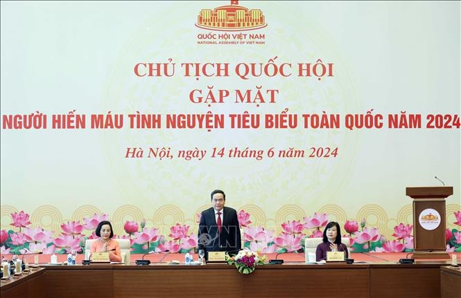 Chủ tịch Quốc hội Trần Thanh Mẫn gặp mặt người hiến máu tình nguyện tiêu biểu toàn quốc. Ảnh: TTXVN. Chủ tịch Quốc hội Trần Thanh Mẫn gặp mặt người hiến máu tình nguyện tiêu biểu toàn quốc. Ảnh: TTXVN.