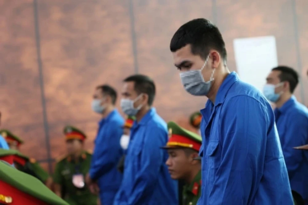 Các bị cáo nghe tòa tuyên án (Ảnh: TTXVN)