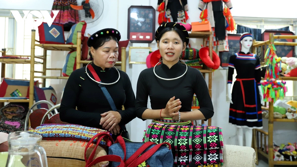 Livestream trên các mạng xã hội, bán hàng trên kênh thương mại điện tử... giúp các sản phẩm thủ công, nông sản vùng cao tới tay nhiều người tiêu dùng cả nước.