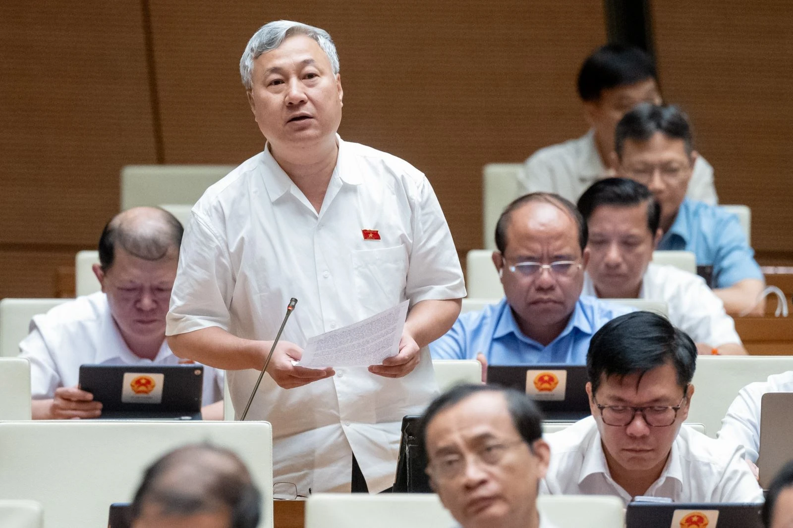 Đại biểu Trần Văn Lâm (Đoàn ĐBQH tỉnh Bắc Giang) phát biểu tại phiên thảo luận.