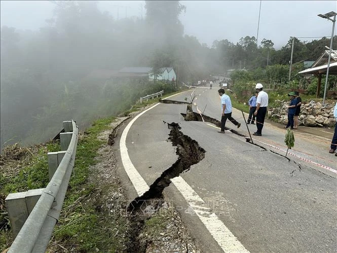 Lãnh đạo UBND tỉnh Lai Châu và Sở Giao thông Vận tải tỉnh có mặt tại hiện trường để khảo sát thực trạng, tìm phương án khắc phục đảm bảo giao thông nhanh nhất.
