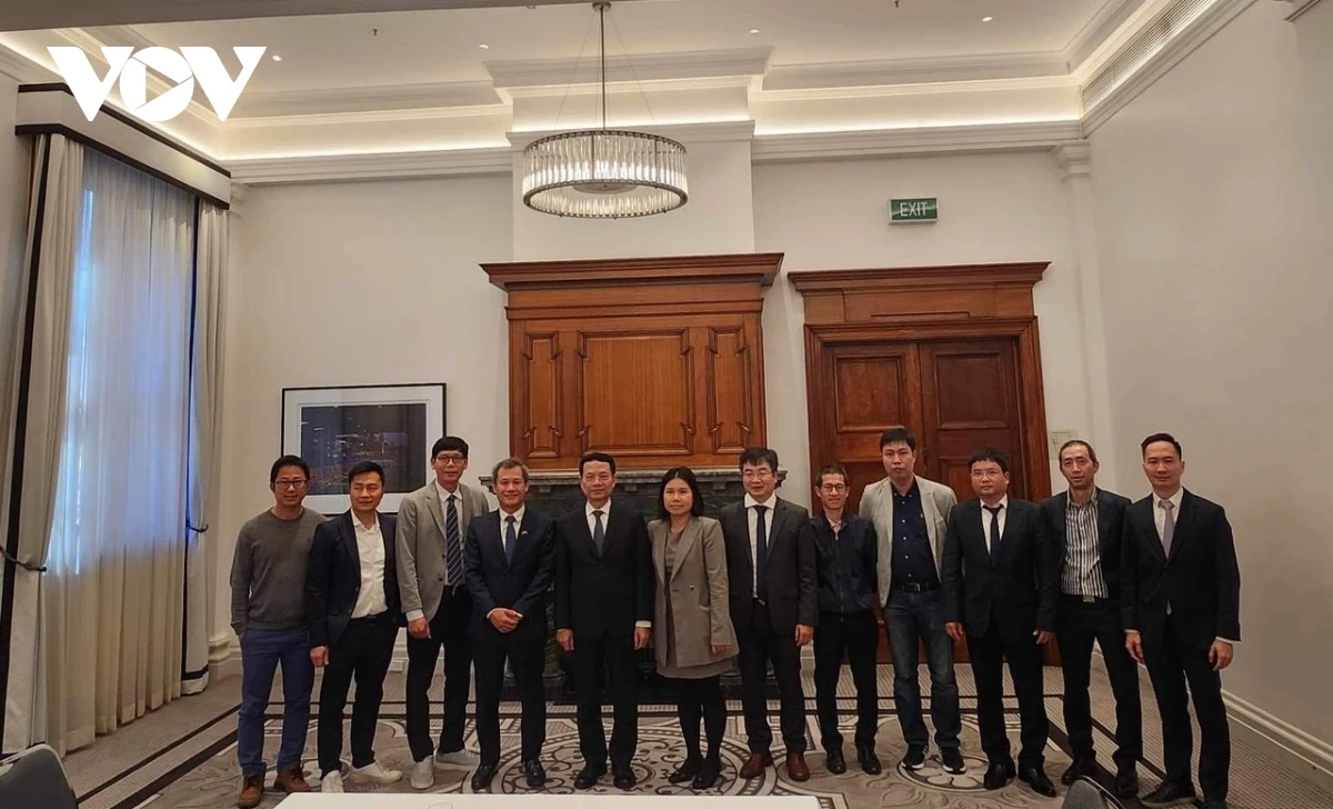 Bộ trưởng Nguyễn Mạnh Hùng chụp ảnh với một số thành viên của VASEA.