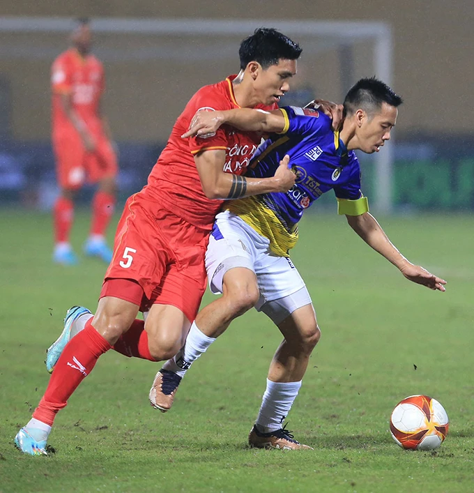 Công an Hà Nội (áo đỏ) sẽ có trận đấu khó khăn với Hà Nội.