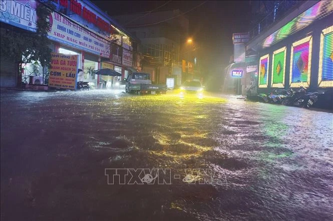 Nhiều tuyến đường tại thành phố Điện Biên Phủ ngập sâu trong nước, tối 2/8/2023.