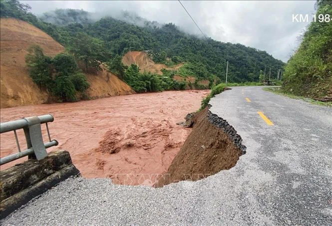 Khu vực bị sạt lở taluy âm trên tuyến Quốc Lộ 4H tại Km198+289 (đoạn Pắc Ma, huyện Mường Nhé), tuyến đường độc đạo kết nối xã biên giới Mù Cả với trung tâm huyện Mường Tè (Lai Châu).