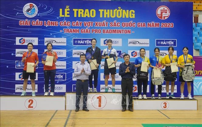 Trao Huy chương Vàng nội dung đôi nữ cho cặp vận động viên Vũ Thị Trang và Vũ Thị Anh Thư của Thành phố Hồ Chí Minh.